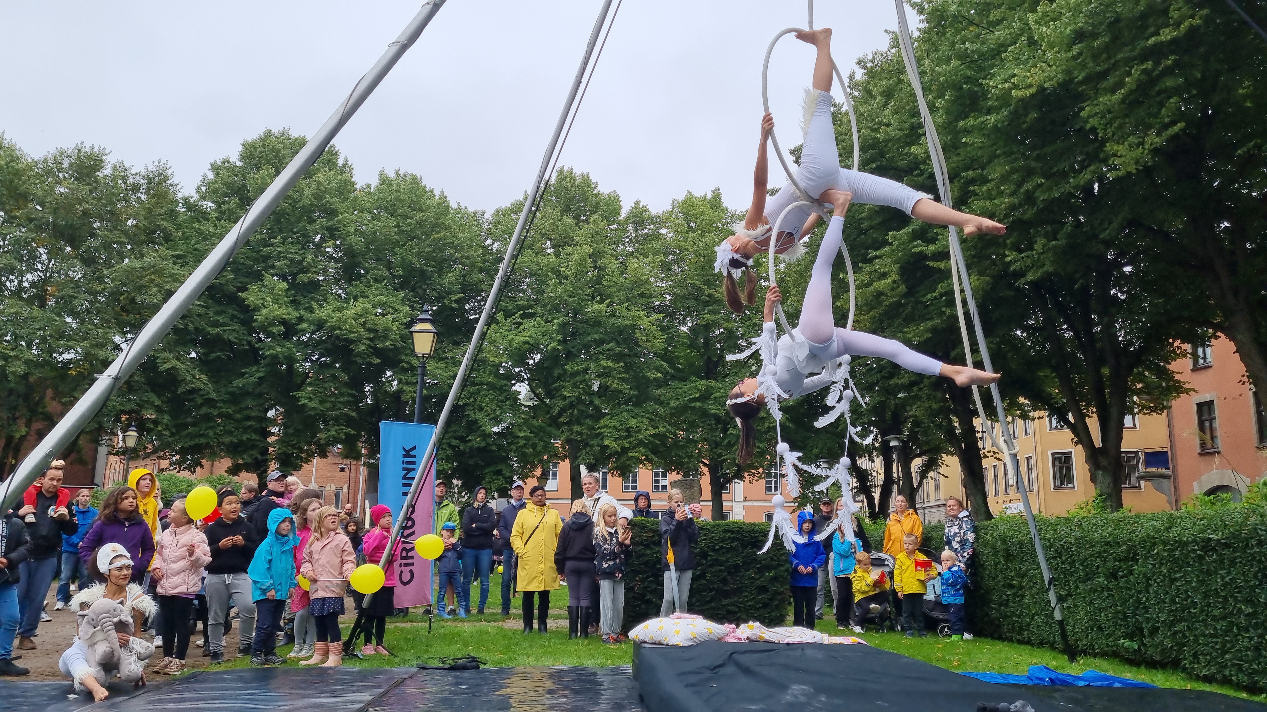 Cirkus unik uppträder med sin akrobatikshow