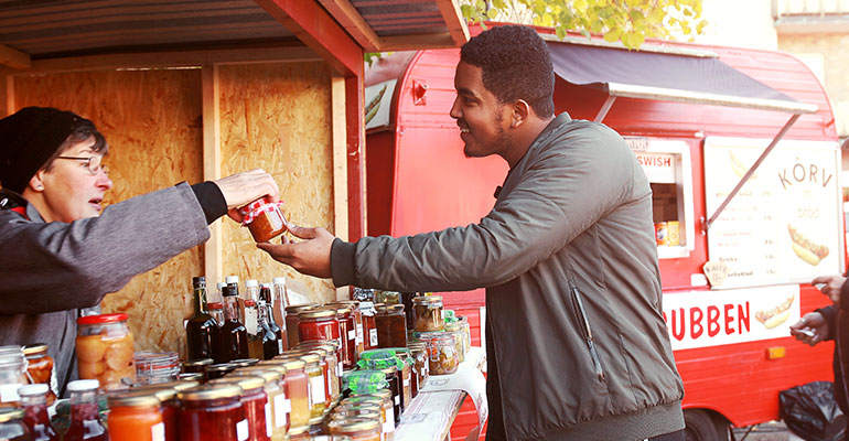 En person handlar från en foodtruck. 