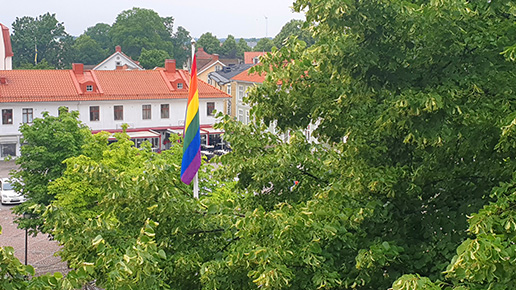 Prideflaggan utanför Skara kommunhus
