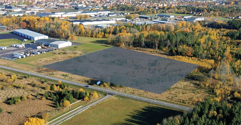 Ett gammalt vattentron mot en kvällshimmel.