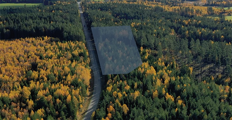Ett gammalt vattentron mot en kvällshimmel.