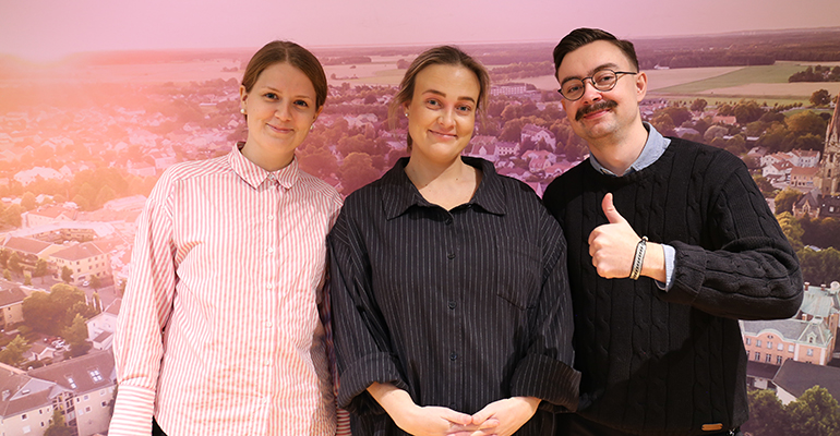 Tre tjänstepersoner framför en drönarbild