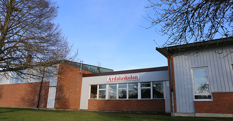 Fasad på Ardalaskolan