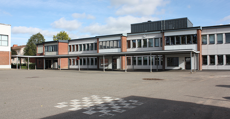 Vy från skolgården med fokus på Gällkvistskolan