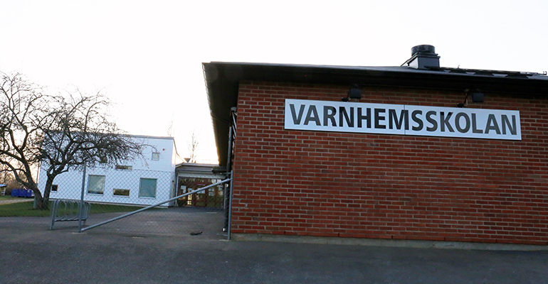 Vy över ingången till Varnhemskolan