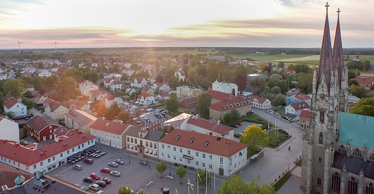 Drönarbild över Skara centrum med domkyrkan och Stortorget i förgrunden.