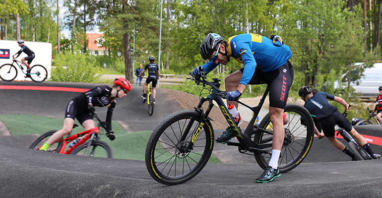 Cyklsiter testar gupp och svängar på en pumptrackbana..