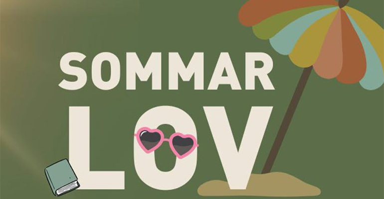 Grön bakgrund med texten "Sommarlov" i vitt. Bokstaven O har ett par rosa solglasögon, en bok är lutad mot bokstaven L. I bakgrunden finns att parasoll.