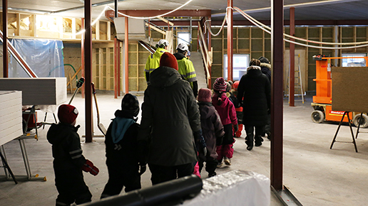 Barnen visas runt i bygget