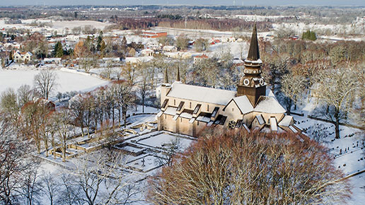 Klosterkyrkan i Varnhem i vinterskrud. 