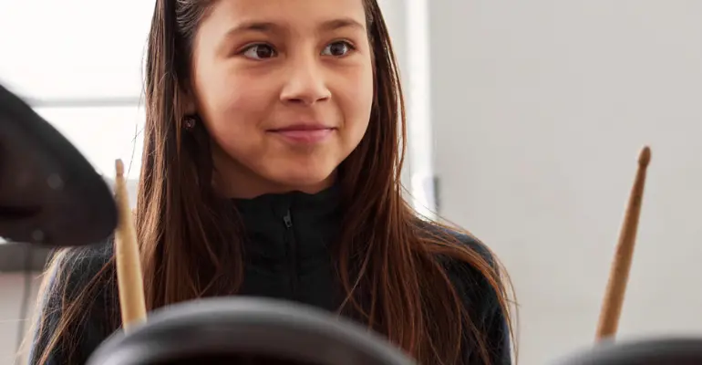 En person simmar under vatten. Vattnet är mörkblått och bubblor virvlar runt.