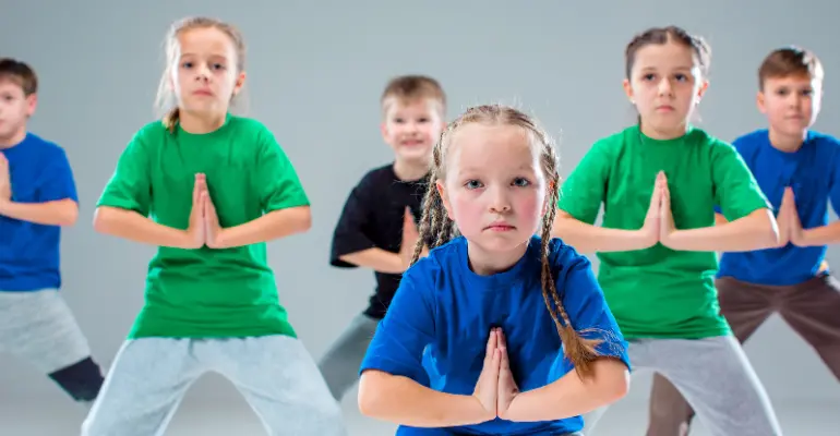 Barn som dansar i färgglada t-shirts