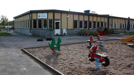 Lekplatsen med förskolan Korallen som bakgrund