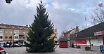 En gran står på ett torg. Lamporna lyser inte. 