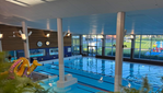 Bild tagen på inomhusbadet som visar pooler