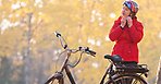 En cyklist i ett höstlandskap
